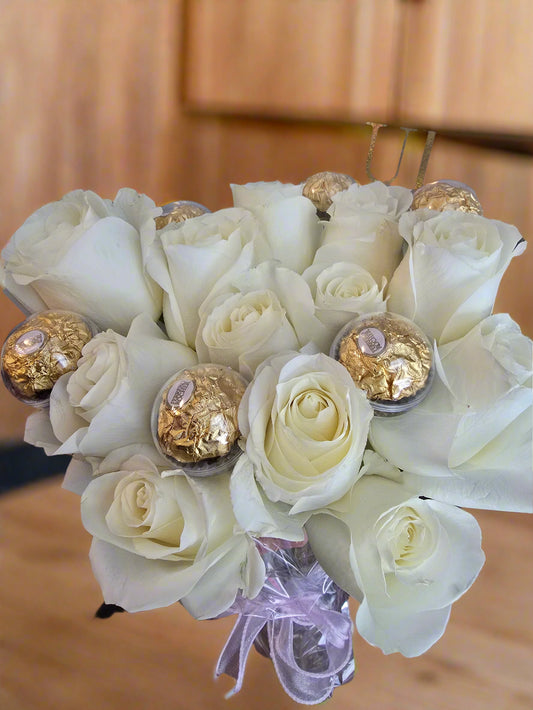 Bouquet of 12 white roses with 6 chocolates