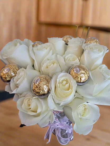 Bouquet of 12 white roses with 6 chocolates